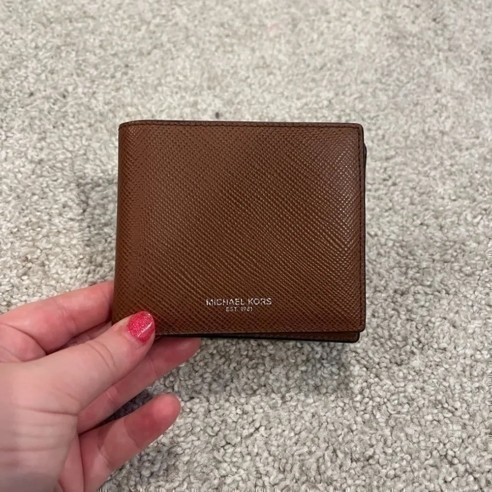 Michael Kors Harrison Slim Billfold Folding Leather Wallet in‎ Brown
